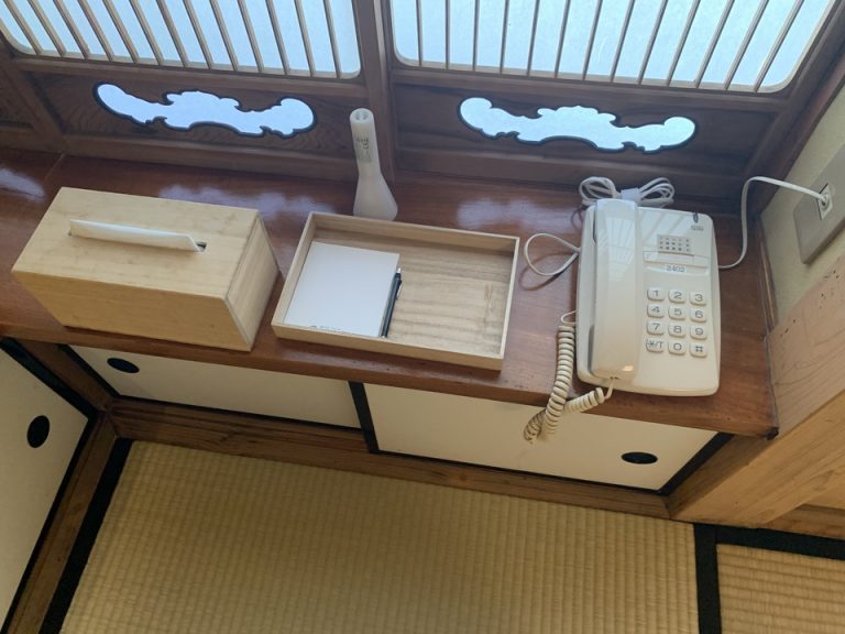 ふすま前 電話等