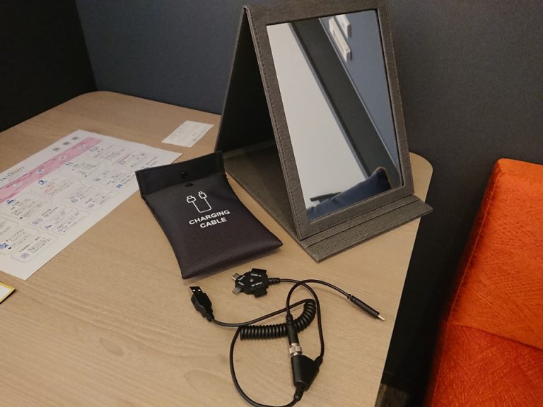 各種充電ケーブル、折り畳みミラー