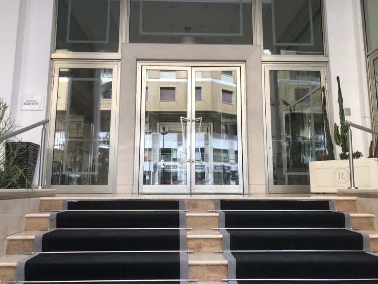 エントランス外観2