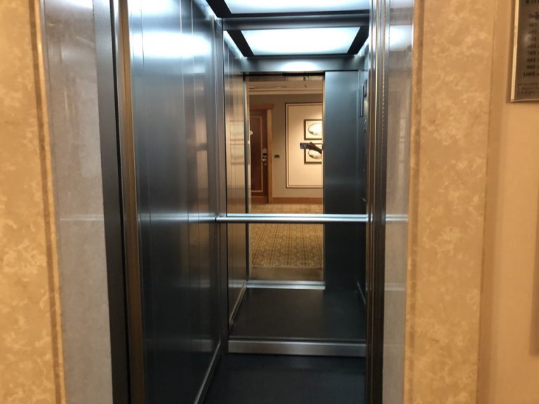 エレベーター内観