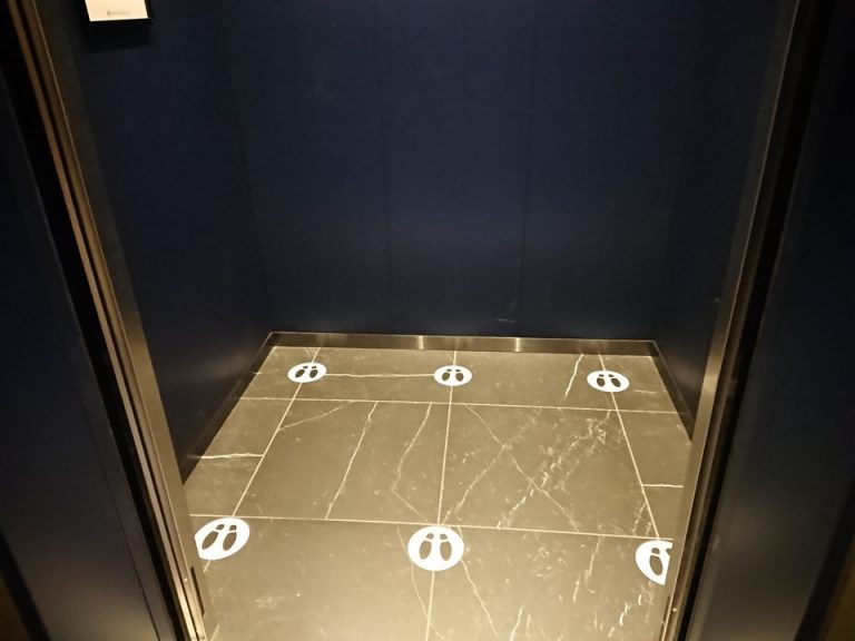 エレベーター内観