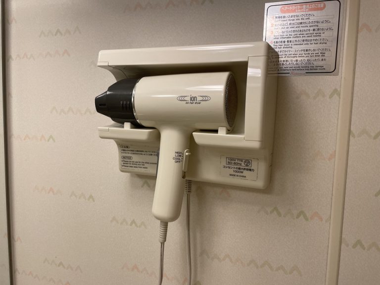 バスルームのドライヤーは備え付け