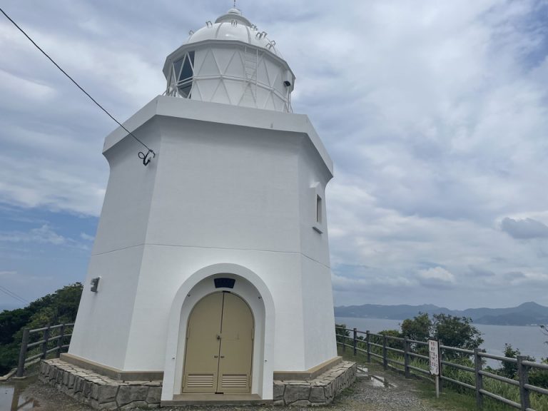 青い空と青い海に白い灯台が映える