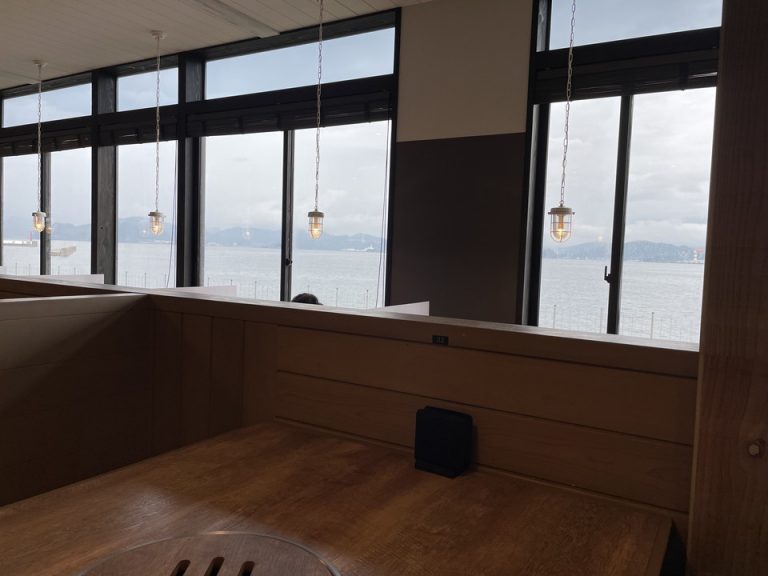 客席からは海が見える