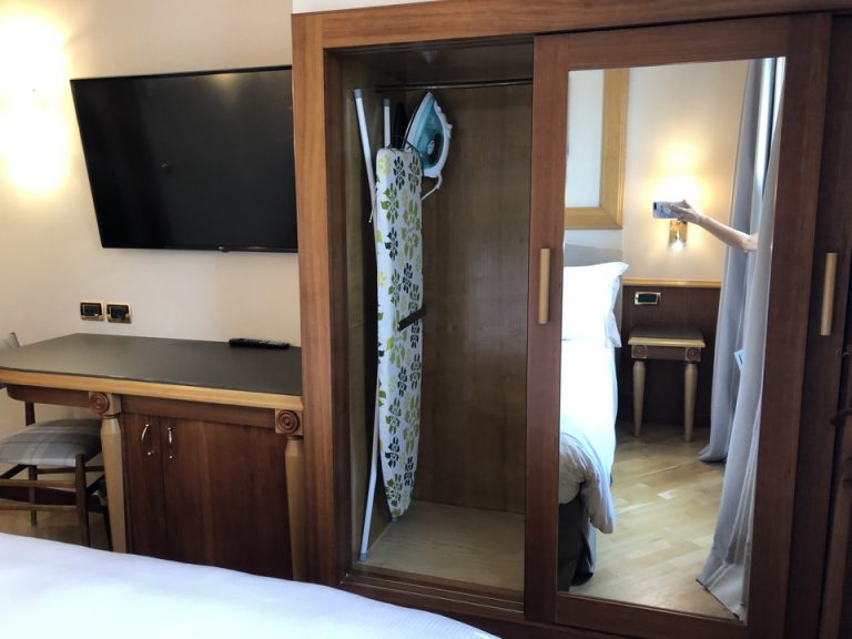 クローゼット外観開けた状態