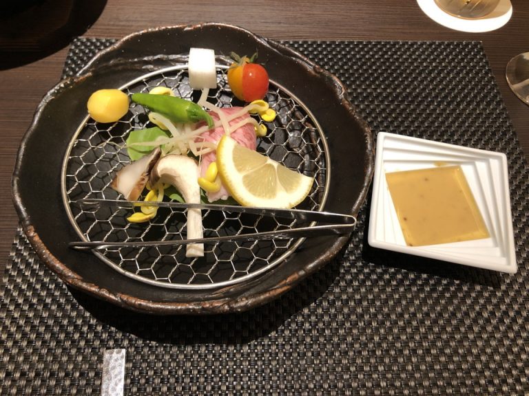 9 お肉と野菜を網で焼きます