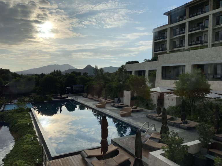 朝日に照らされるアウトドアプール