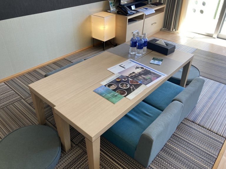 琉球畳が敷かれたスペース。食事なども取ることができてとても便利です。