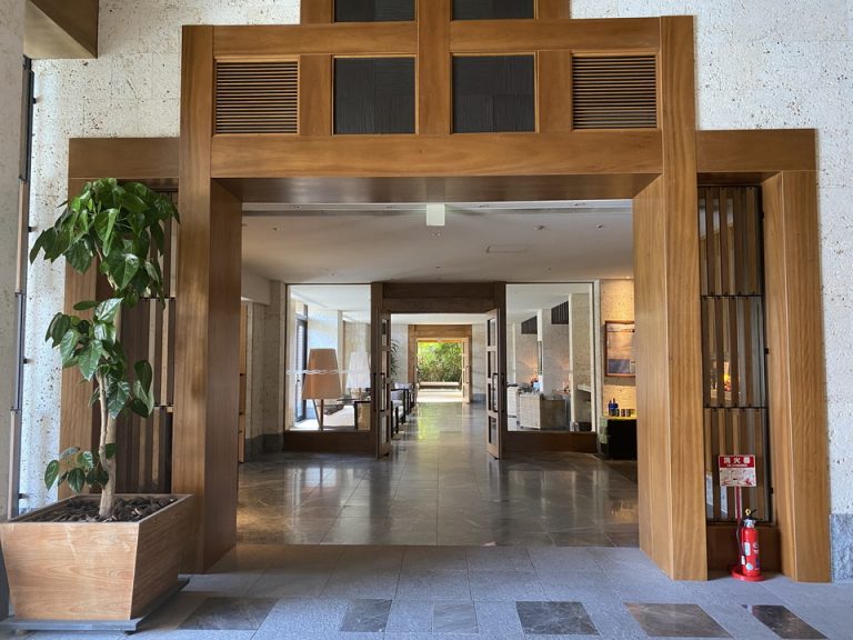 チェックインカウンターに向かう道。