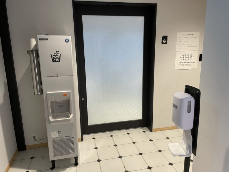 ランドリーラウンジ入口・製氷機