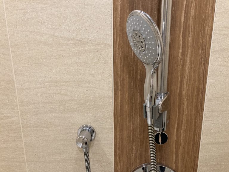 シャワーヘッドは大きめで湯量も十分でした。