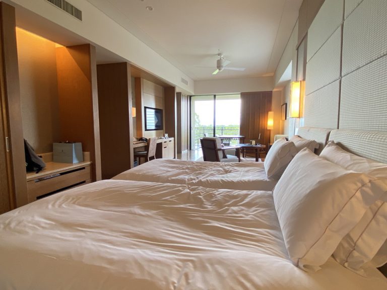 部屋全体には、木の温もりを感じます。