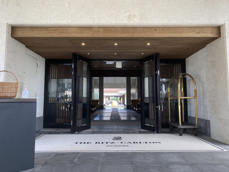 車を降りた先に広がる重厚なエントランス