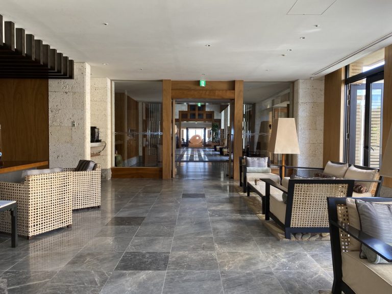 落ち着いた南国の雰囲気漂うチェックインブース