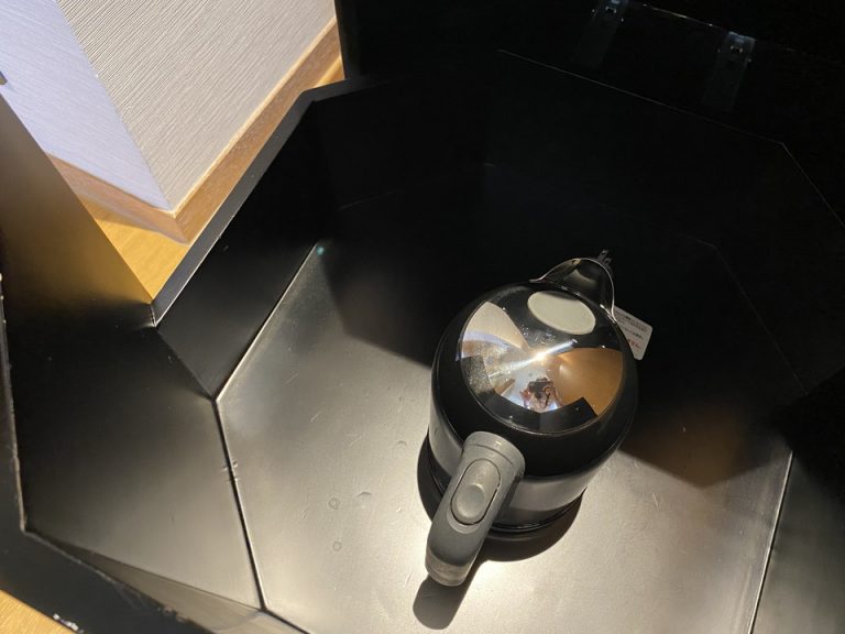 1番下の段には、お湯を沸かすケトルが入っています。