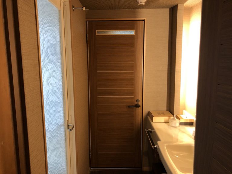 22-2 扉の中 正面がトイレ、右側が洗面、左がバスでスペースは狭いです。一人が使用すると他の人は利用できません