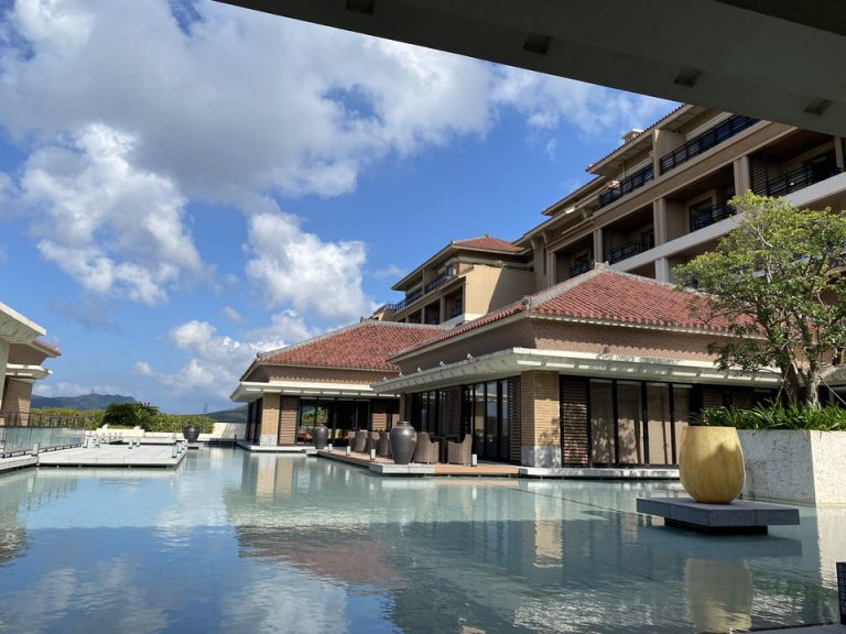 ホテルはまるで水に浮かぶ島のような印象です。