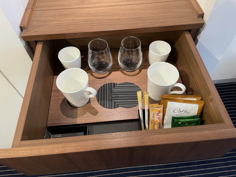 カフェコーナー引き出し内部・グラス類