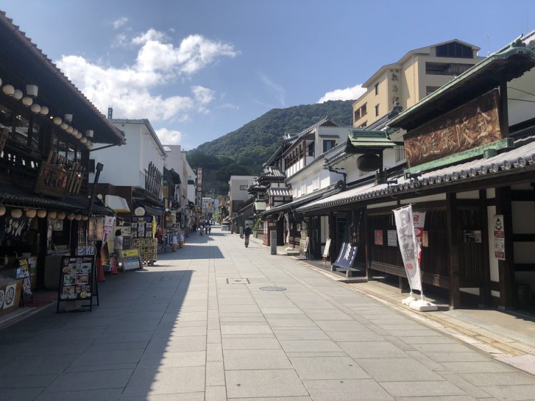 ④【金毘羅宮】参道 お土産屋がたちならびます。