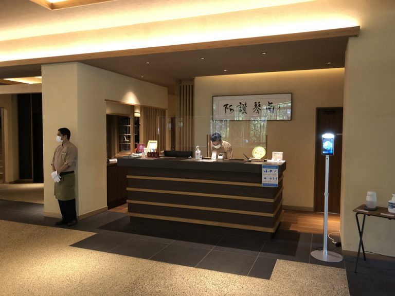 ⑥【フロント】フロントカウンターです。右手入り口側に体温センサーと消毒液が設置されています