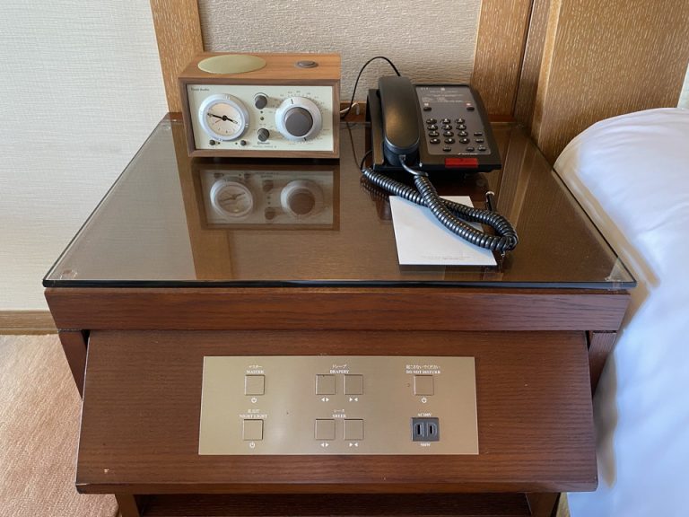 ベッドサイドで電気やカーテンの調整ができます。