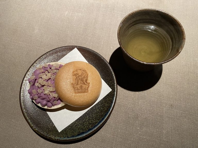 コースのデザートはリッツ・カールトンの紋章入り、紅芋_パイナップルのもなか