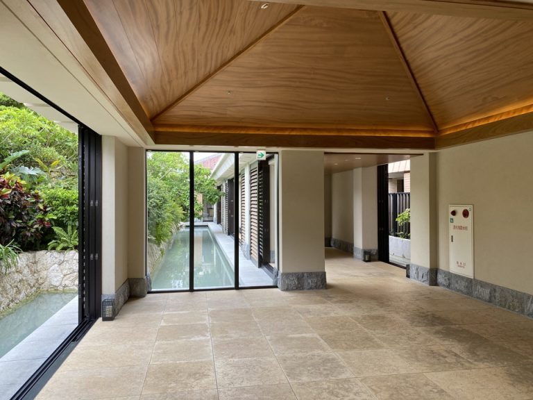 歩くだけで癒される、南国調の館内廊下