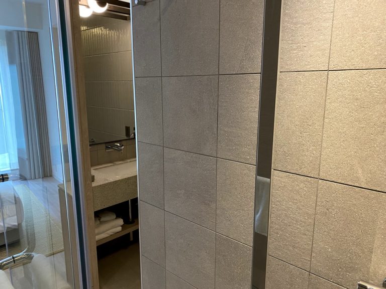 バスルーム内から入口