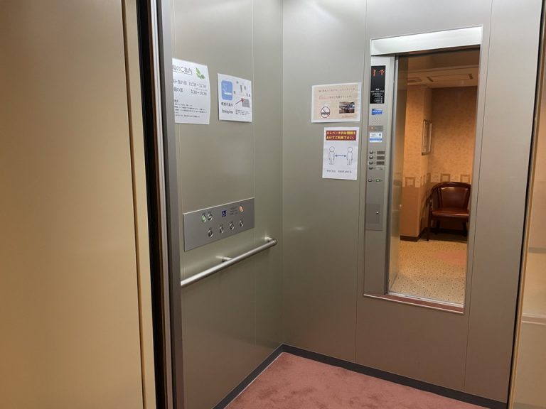 エレーベーター内観