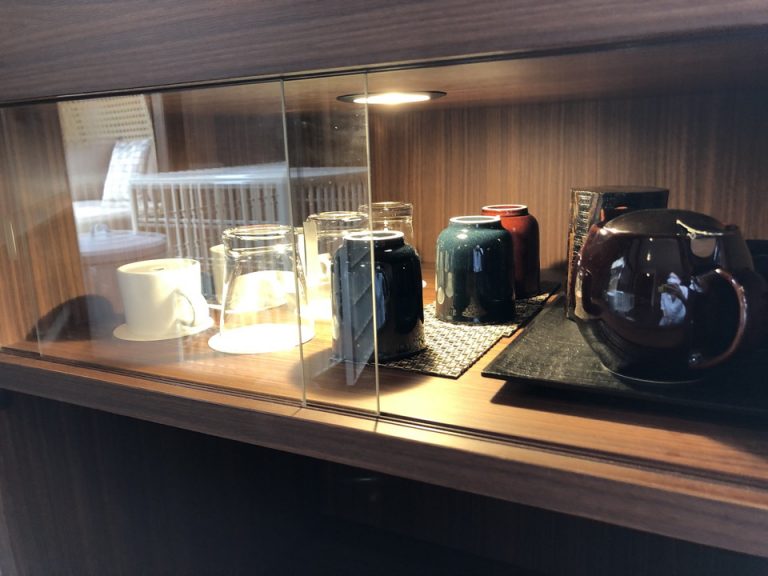 15-7 カウンター収納の茶器があります。コーヒーカップ、ガラス、お湯のみなど3セットです