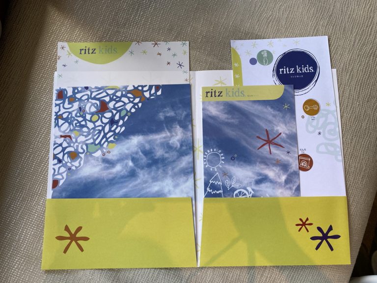 子どもに塗り絵とシールのセットをくださいました。