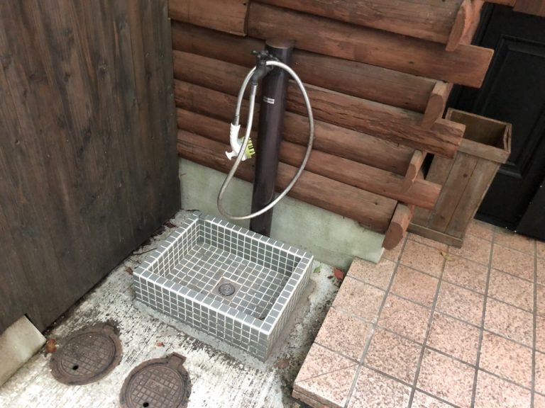6ロッジ入り口 ペット用 脚洗い場があり足を洗って部屋に入ります