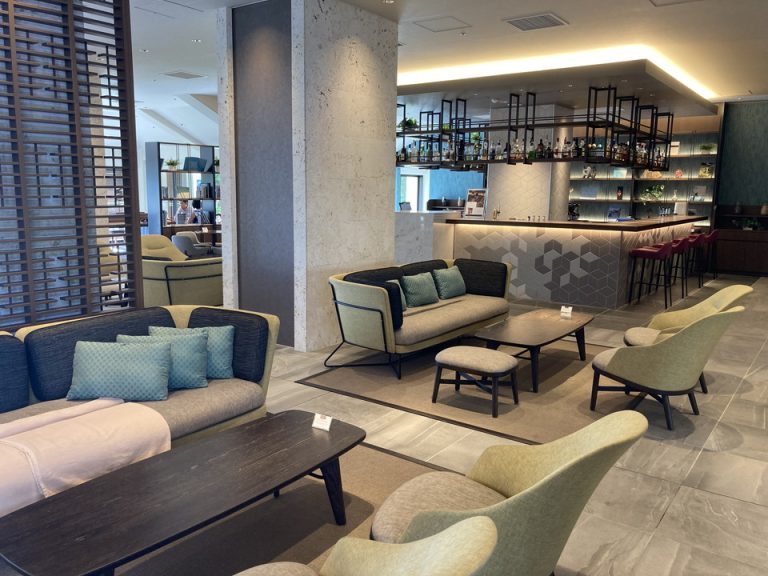 ロビーにある「Lounge ber ADAN」。軽食やお酒が楽しめます。ファブリックもお洒落。