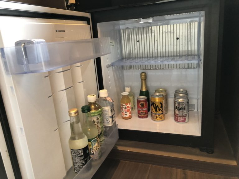 15-6 有料の飲み物があります。本館ロビーに自動販売機もあります
