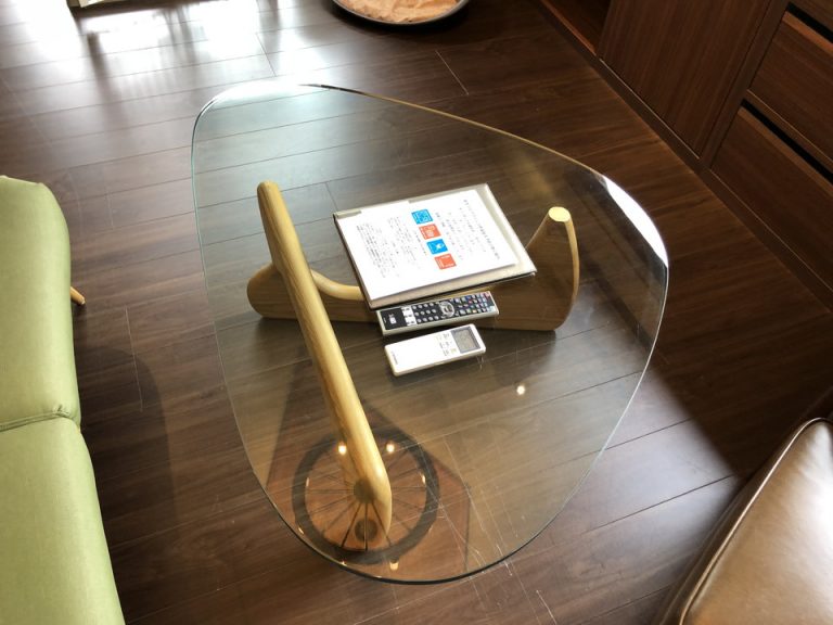 21 家具 ローテーブル ガラス仕様。客室案内やリモコンが設置されていました