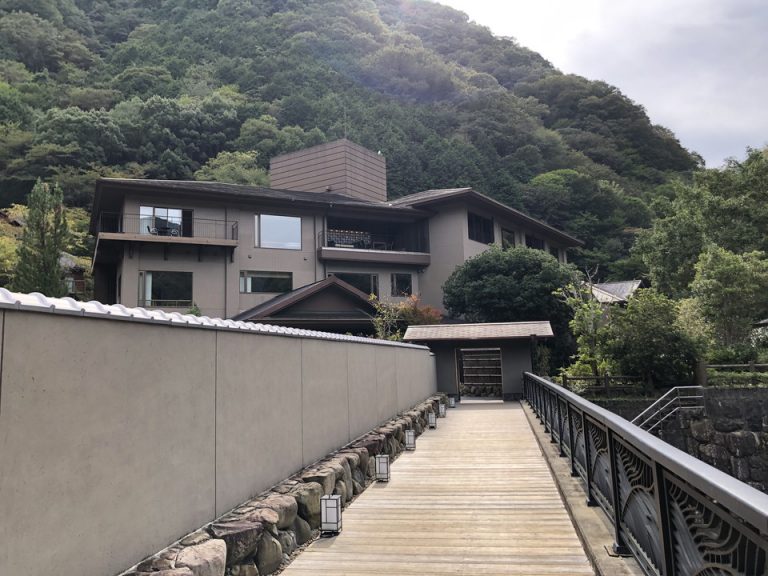 ②【外観】入口の門をくぐると川にかかった橋の上を通るアプローチがあります