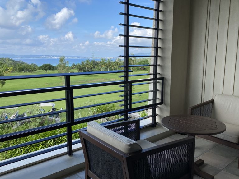 部屋のテラスからはエメラルドグリーンの海も見ることができます。