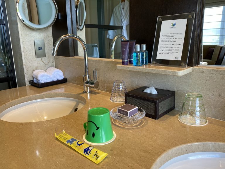 洗面台には子ども用のカップと歯ブラシも置かれています。