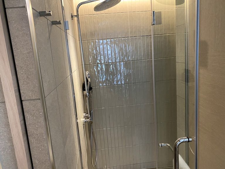 バスルーム入口から全景