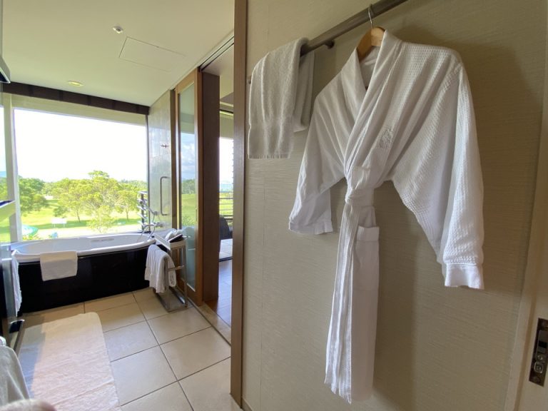 ワッフル素材のバスローブが、至るところに置かれています。