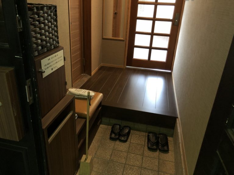 8ロッジ玄関 座って靴を履けるスツールが置いてあるので便利です。
