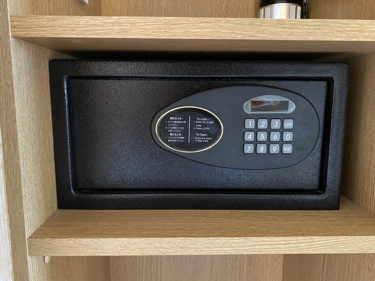 クローゼットの中にはセキュリティボックスが置かれています。