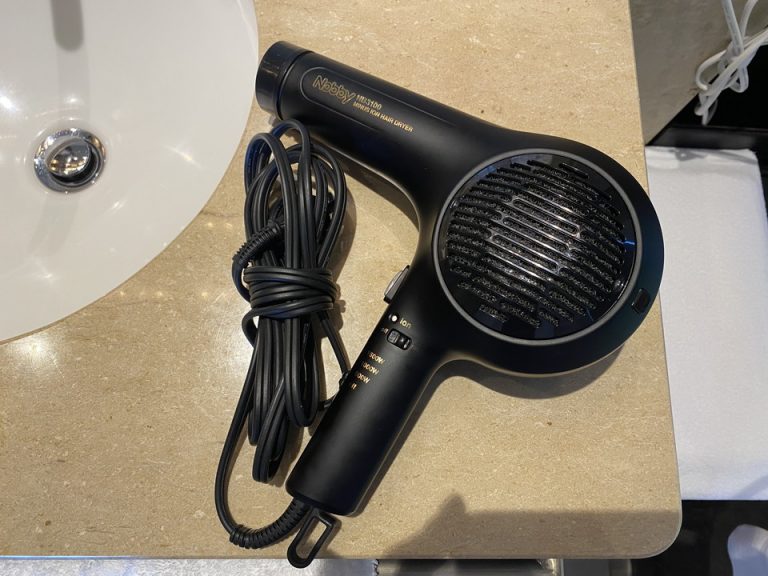 最高1500Wまで対応のイオンドライヤーが置かれています。