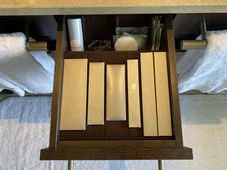 ザ・リッツ・カールトンのデザイン施された個装のアメニティ。