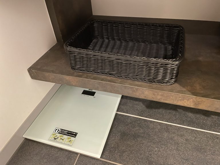 洗面台下方にあるかごと体重計