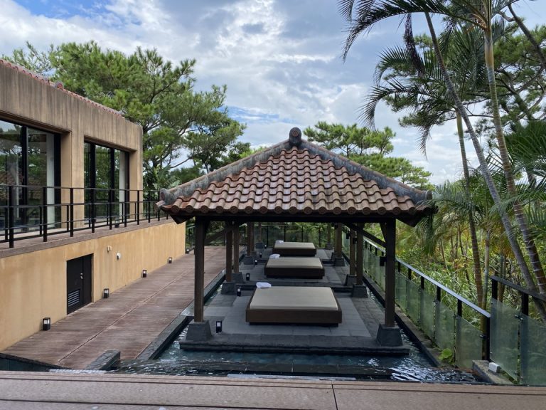 スパ棟のジャグジーからカバナが見下ろせます。