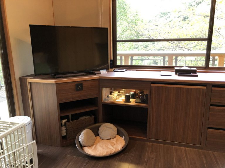 14-4 窓部分にカウンター収納があり、左側にTV、下段に冷蔵庫、茶器の収納があります