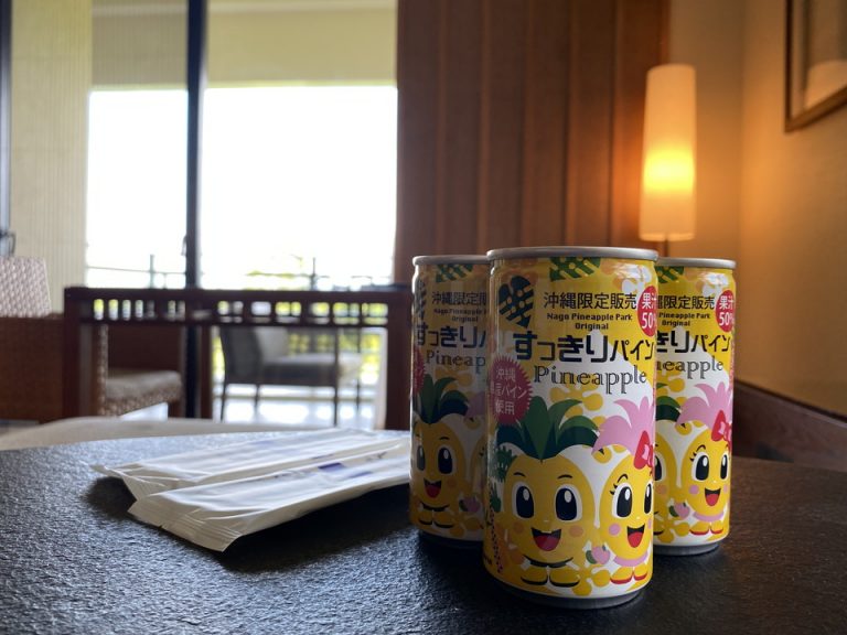 ウェルカムドリンクは沖縄限定販売のパイナップルジュース。