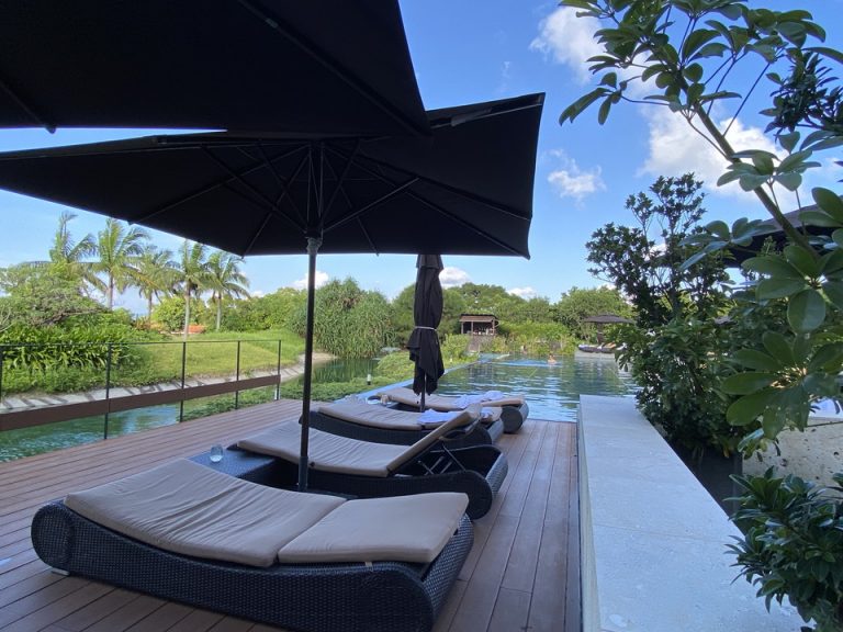 ふんわりとしたマットが敷かれた、プールサイドのデッキチェア