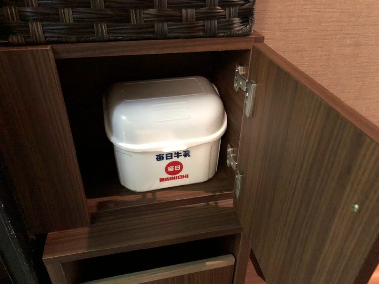 10ロッジ玄関 朝牛乳が届くそうです